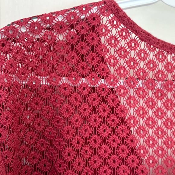 3X ABSOLUTELY FAMOUS LACE V-NECK TOP. FRONT TIE. TEXTURED POLYESTER DEEP MAUVE. - Picture 12 of 16